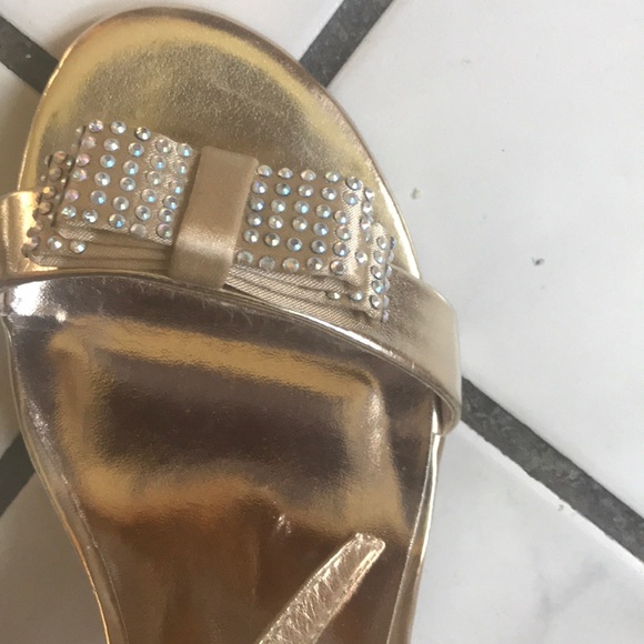 A pair of gold traps Heels - Picture 13 of 16